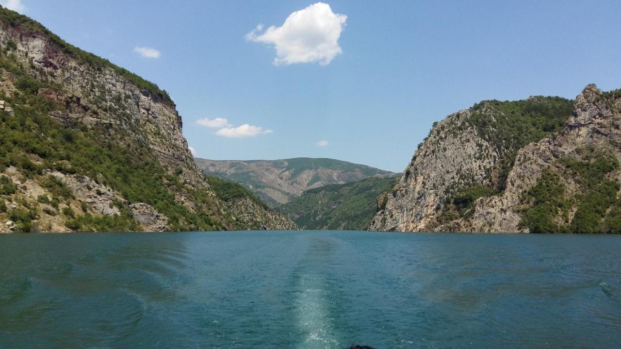 Koman Rozafa Ferry & Accommodation מראה חיצוני תמונה