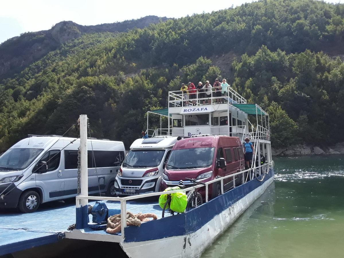 Koman Rozafa Ferry & Accommodation מראה חיצוני תמונה