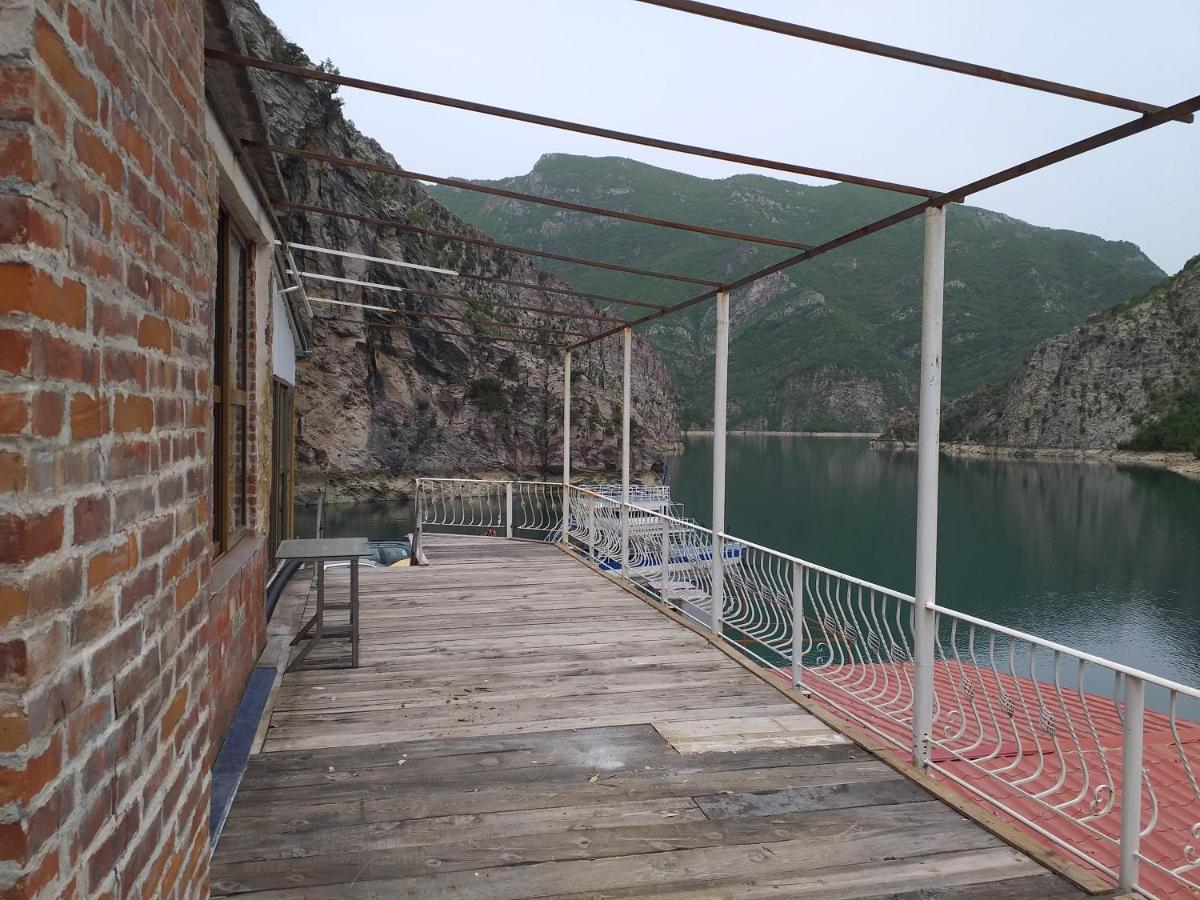 Koman Rozafa Ferry & Accommodation מראה חיצוני תמונה