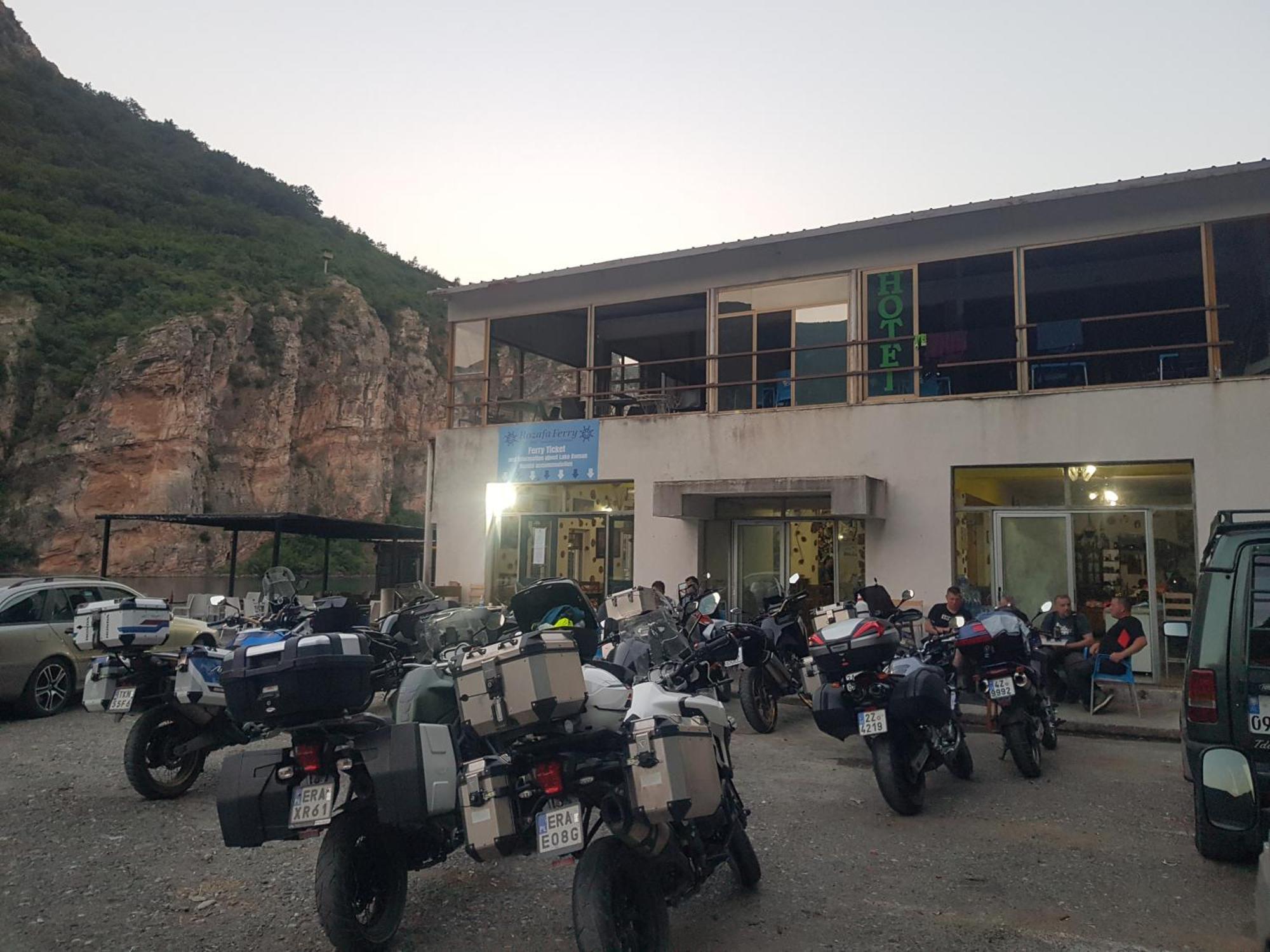Koman Rozafa Ferry & Accommodation מראה חיצוני תמונה